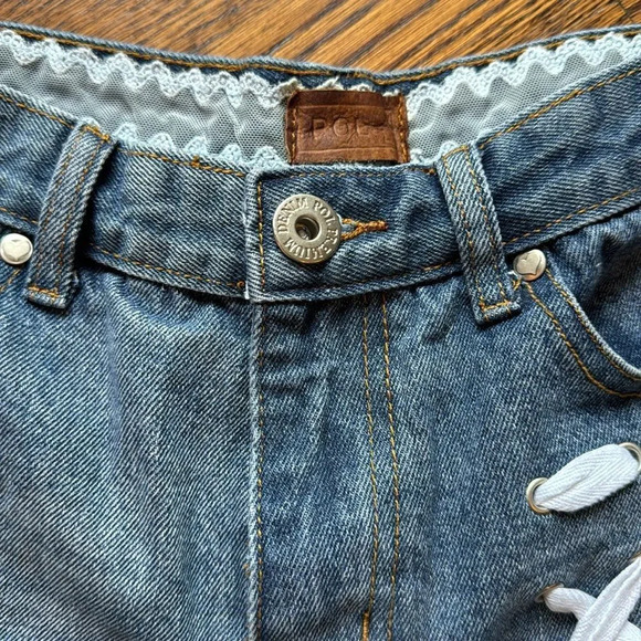 POL denim distressed fringe-edge 5-pocket front lace-up shorts. Large. - Picture 4 of 6